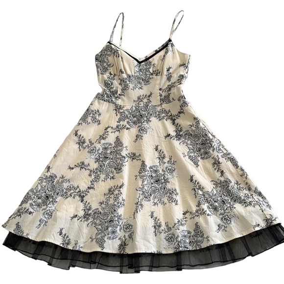 City Triangles Dresses & Skirts - Vintage Dress. City Triangles. Size 7.